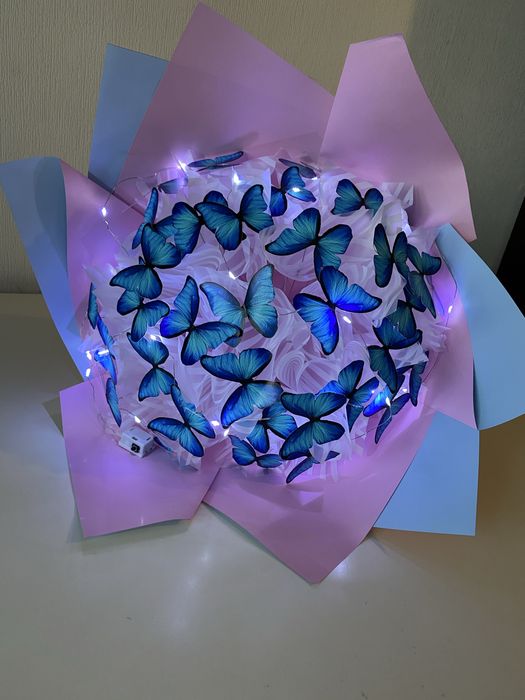 Букеты из роз и бабочек