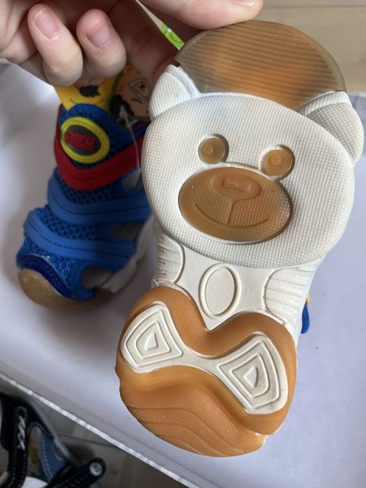 Продам детскую обувь