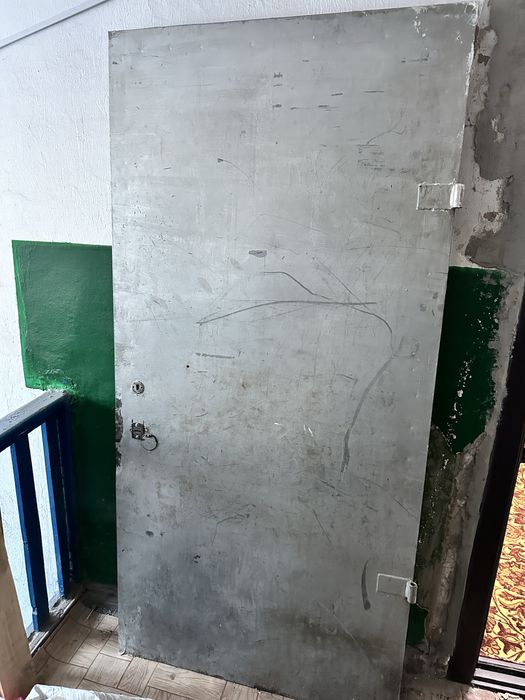 Продам металлическую дверь с коробкой