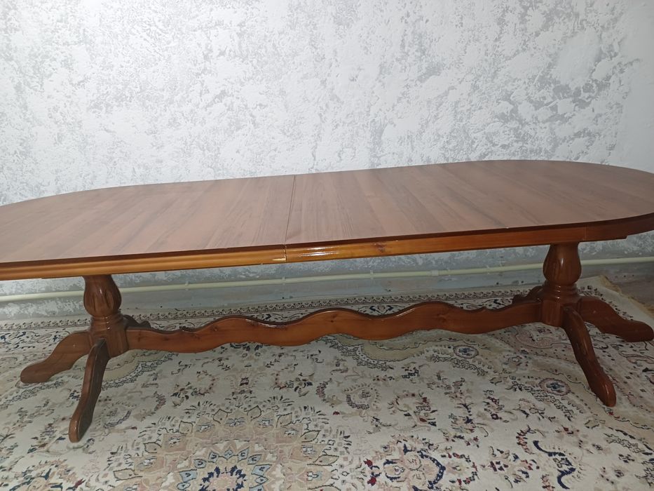 Большой гостевой стол