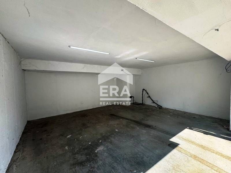 Дава се под наем Гараж / Паркомясто в Русе, Център - 38 кв.м за 306 € - Снимка #2