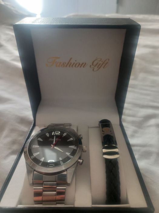 Прадаётсья подарочные часы QUARTZ Fashion Uift