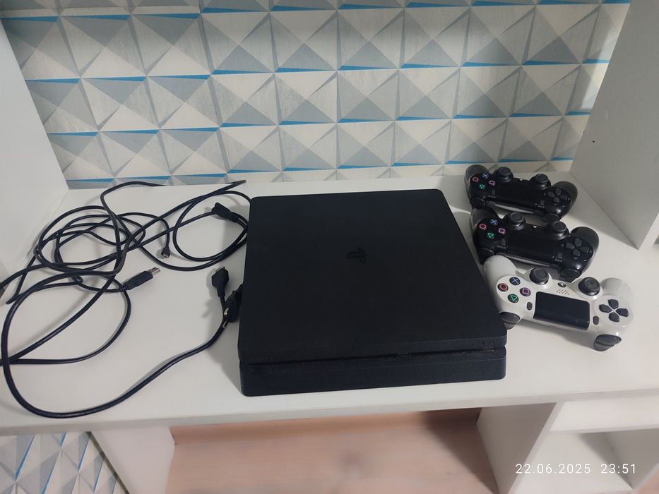 Продам приставку ps 4