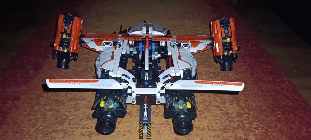 42181)
LEGO Technic - Naveta spatiala LT81 cu decolare si aterizare (42181)