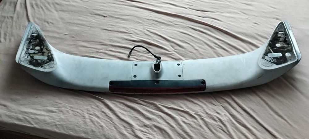 Продам спойлер на крышку багажника