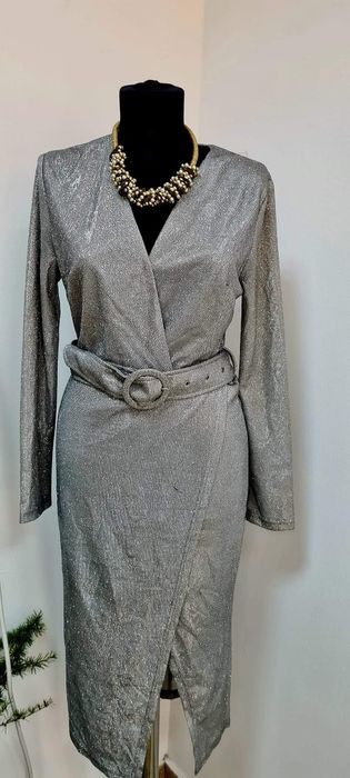 Черна елегантна рокля и сребриста рокля