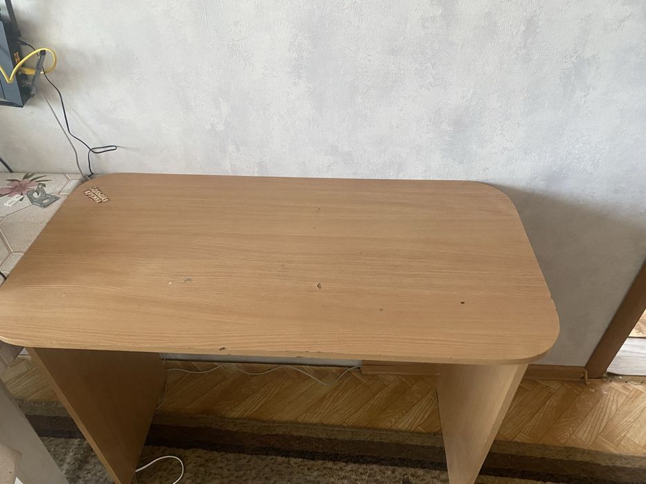 Стол, шкаф отдам