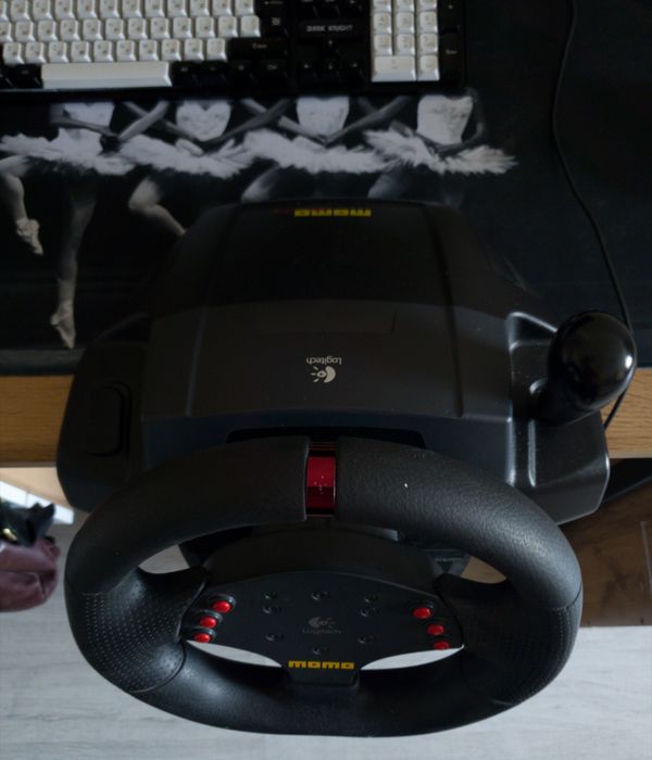 Игровой руль Logitech