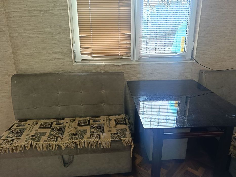 Уголок со столом и с пуфиками