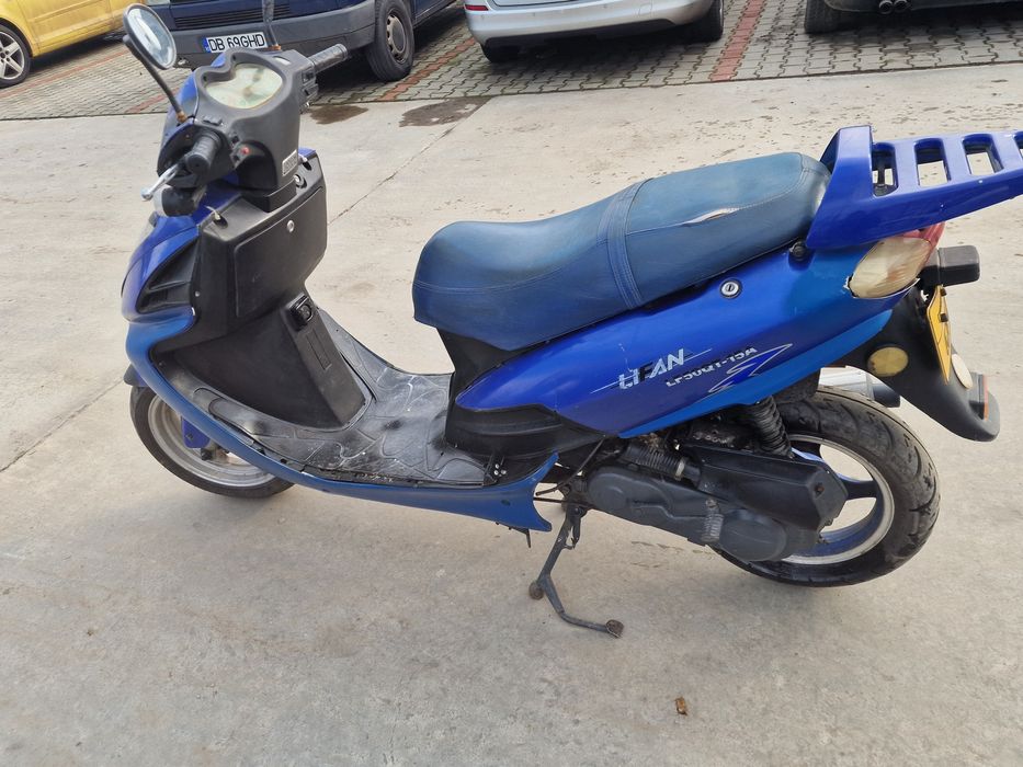 Vând scuter cu toate actele  de 50cc 4t