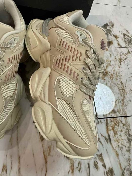 Нови дамски маратонки New Balance 9060 в бежово