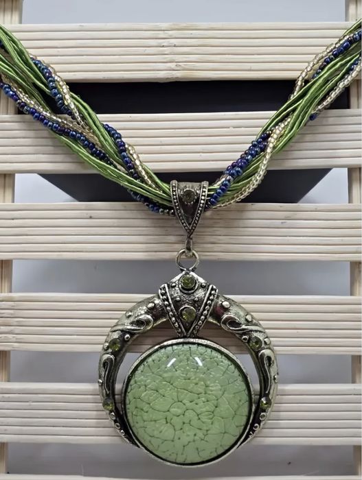 Украшение на шею колье ожерелье