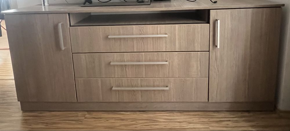 Comodă TV modernă cu sertare și spații de depozitare – stare foarte bună