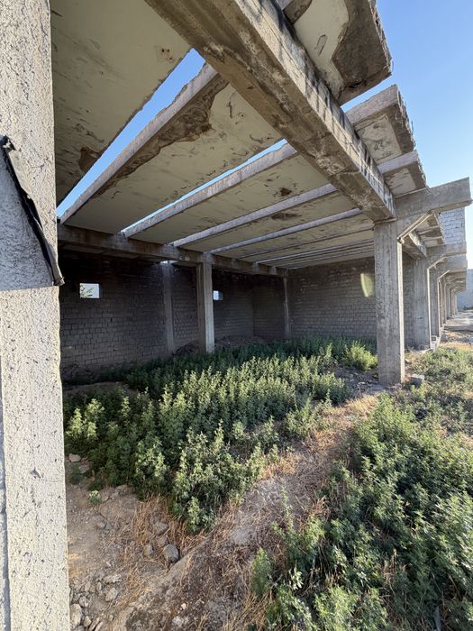 Jizzaxda katta yo‘l bo‘yida 1,6 sotix yer va 160 m² bino sotiladi