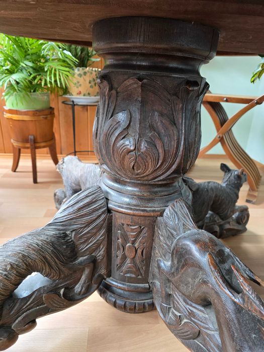 Стара холна маса с орнаменти.