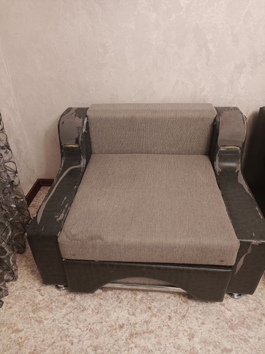 Отдам диван и кресло