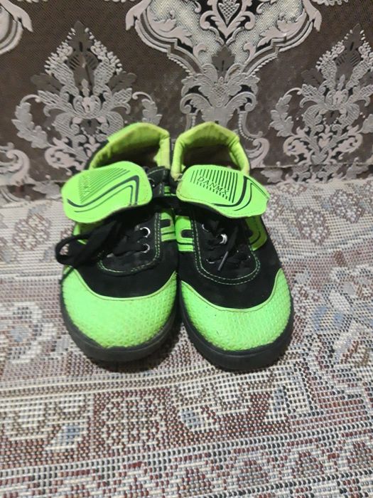 Оёк кийм сотилад