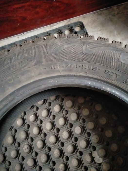 Продам шины шипованые