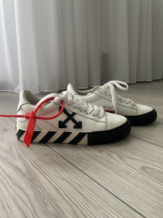 Off White Femei din piele