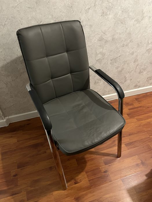 Стул офисный ,серого цвета