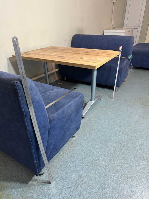 диван и столы для кафе