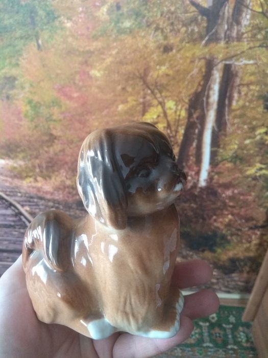 Фарфоровая собака пекинес.