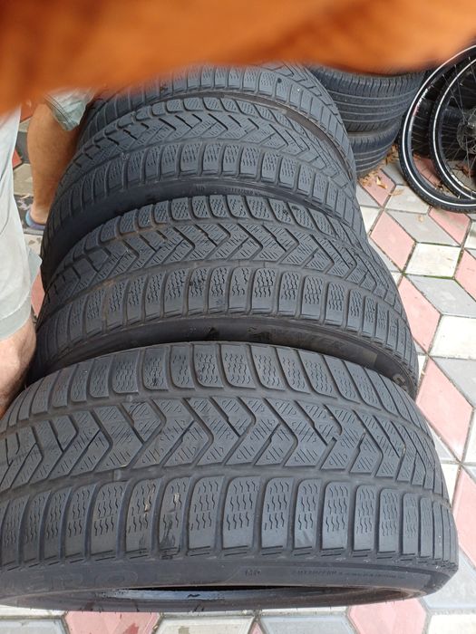 Vand 4 anvelope de iarna 255 45 r19 PIRELLI  din 2020