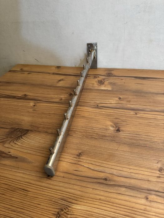 Настенные вешалки для магазинов.