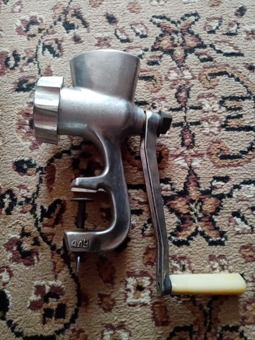 Продам ручная механическая мясорубка,
