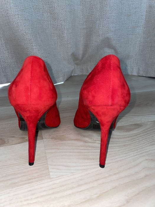 Vând pantofi stiletto , din piele, de la Guban . Sunt noi, nepurtati .