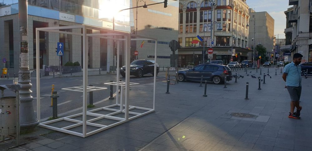 Vand 5 leagane cu masute pentru 4 persoane