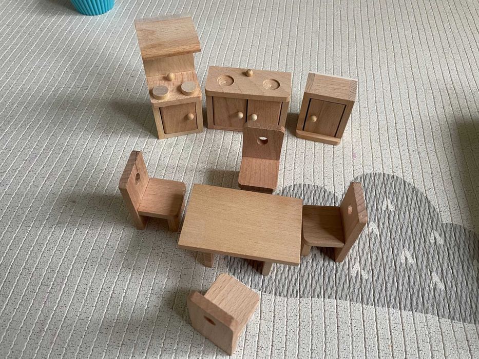 Детска дървена къща за кукли с мебели