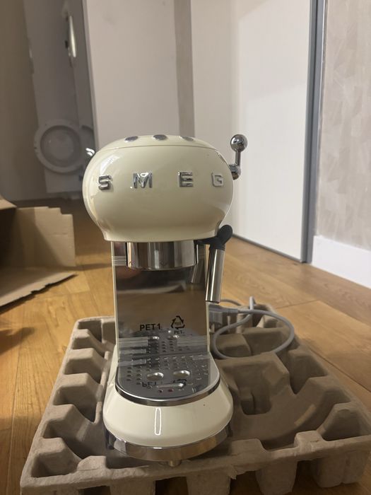 SMEG ECF01CREU espresso and cappuccino
