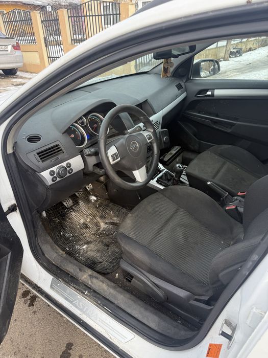 Dezmembrez Opel astra h 1.9 101cp