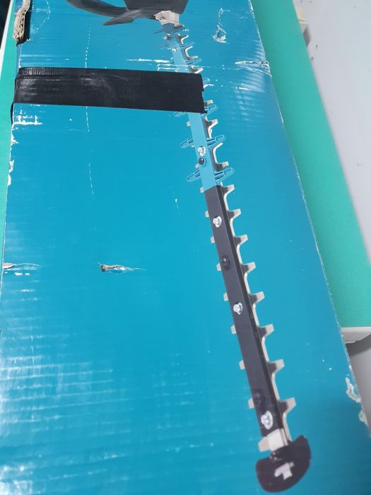 Makita mașină de tuns gard viu, model UH004GZ