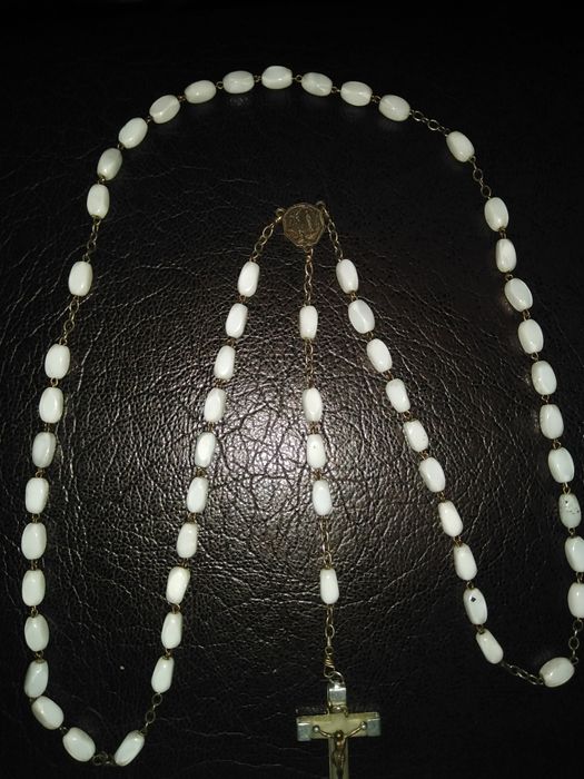 Стар седефена огърлица с кръстче.