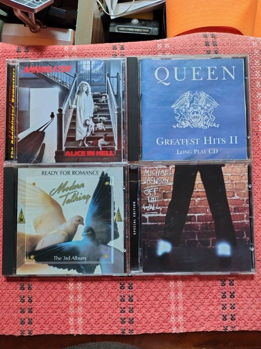 Vând lot de 4 CD uri originale!