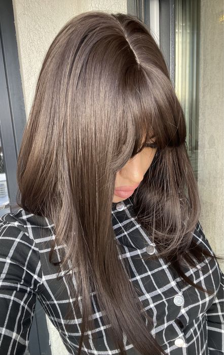 Peruca scurta saten inchis cu breton