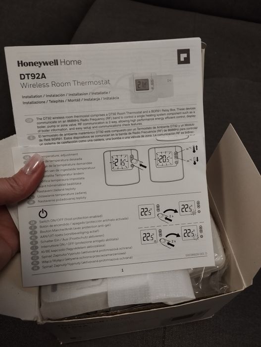 Wireless room thermostat