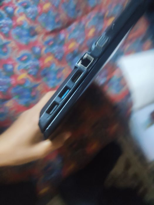 Noutbuk B50-30 sotiladi srochna kami bor