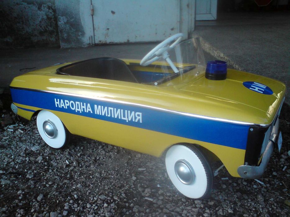 метална детска ретро кола с педали МОСКВИЧ милиция полиция