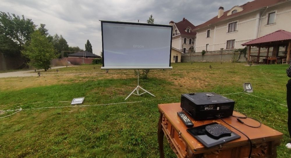 Аренда проектора с экраном