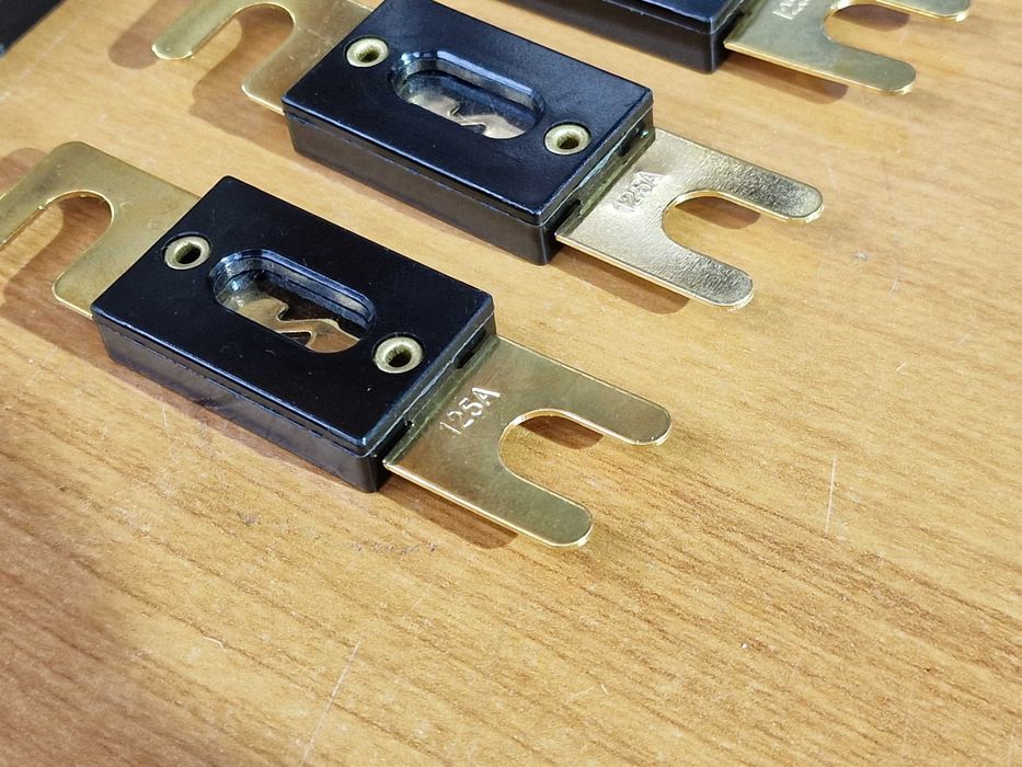 Предпазител в кутия за автомобили и камиони 12 / 24V 125А