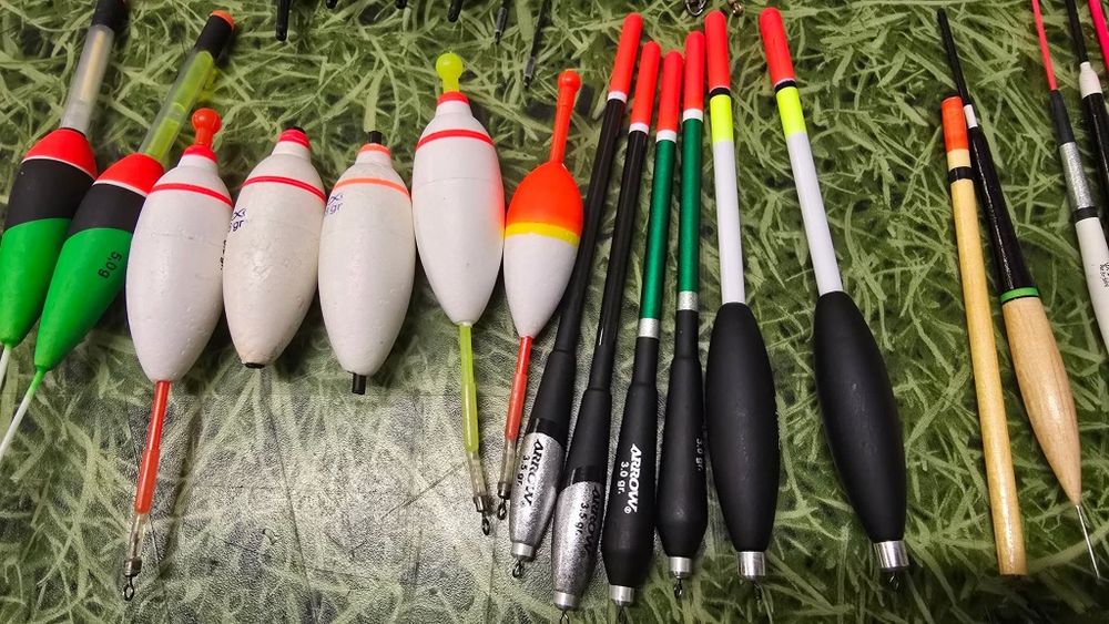 Pachet cu plute si carlige pescuit