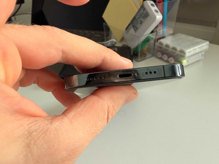 Iphone 12 Pro - 128GB - baterie 77% - vine cu 4 huse