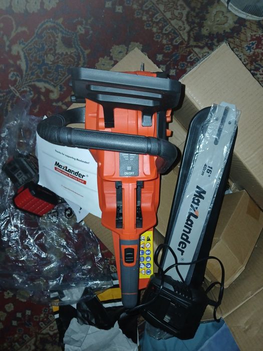Vînd drujbă Nouă pe baterie-lamă 40cm-încărcător  inclus.compatibil BOSCH .