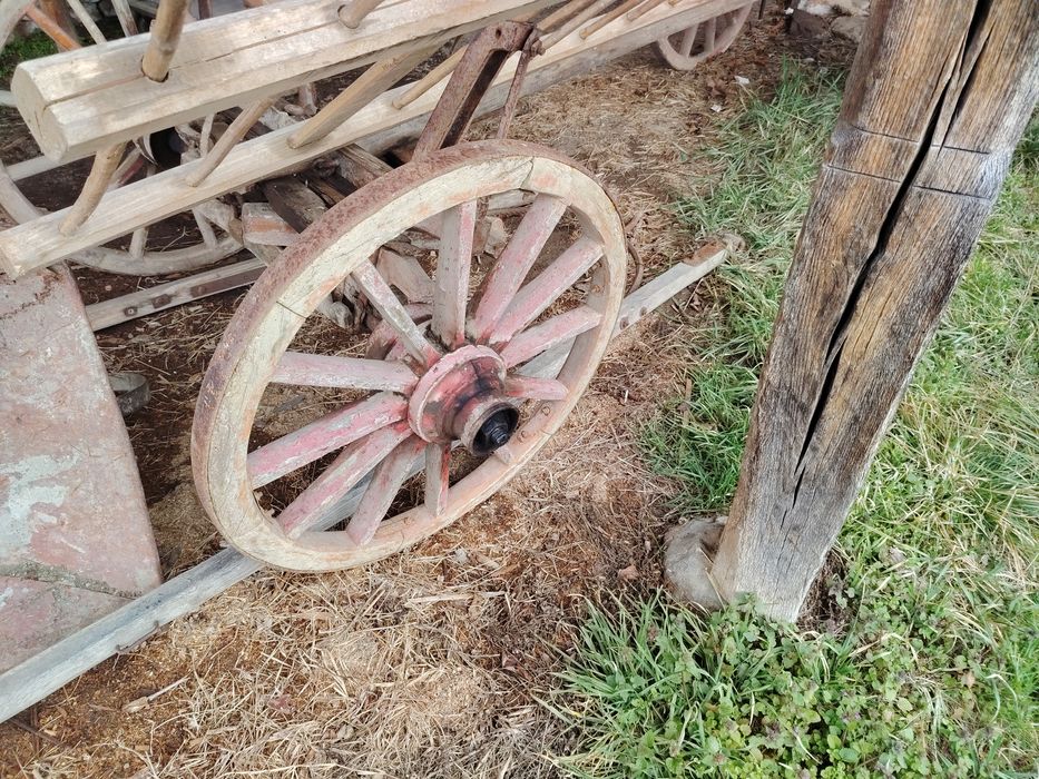 Четири броя колела за конска каруца.