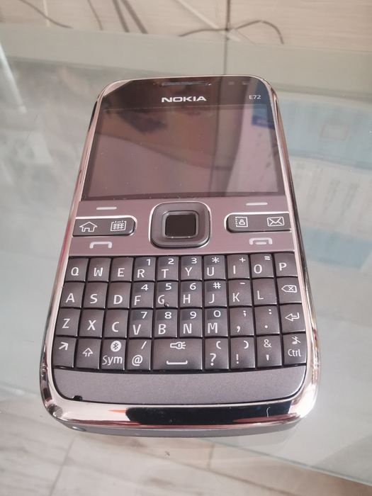 Vând Nokia E72 silver, meniu limba rămână, zero minute vorbite