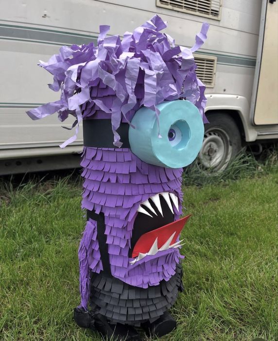 Пинята на полудял миньон