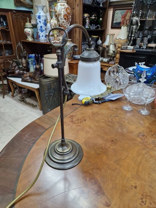 Прекрасна антикварна немска бронзова настолна лампа